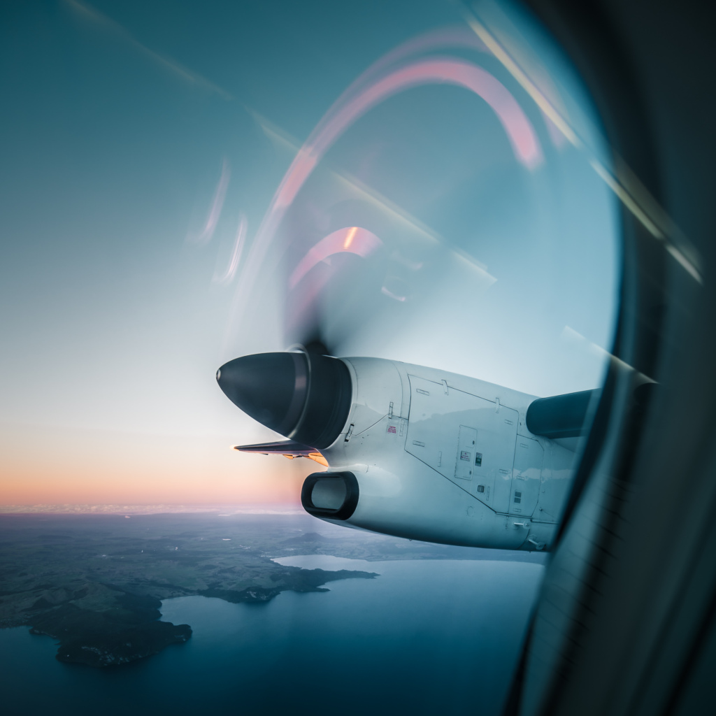Hélice d'avion en vol au coucher du soleil